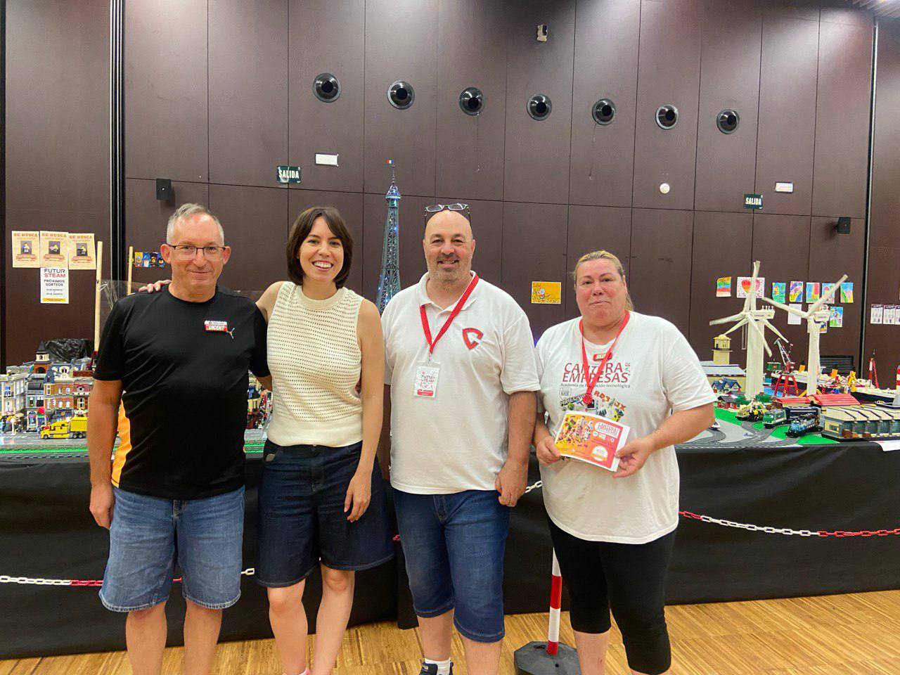 La ministra Diana Morant visita la exposición LEGO de TuriaLUG en FuturSteam Gandía 2025